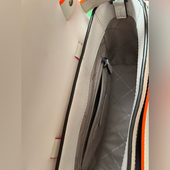 EUC beautiful Michael Kors Manhattan cross body bag with detachable strap. - Picture 6 of 9